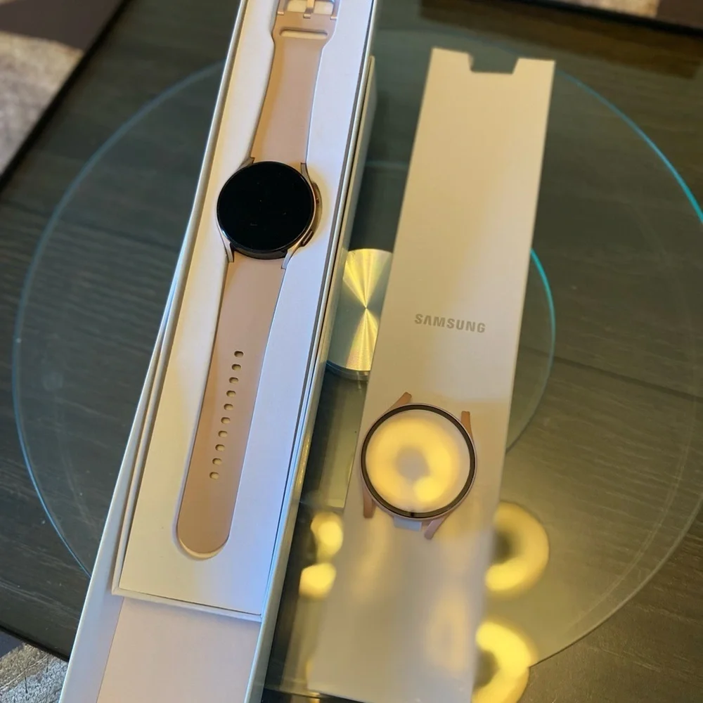 Samsung Galaxy Watch4 - Gold and Black